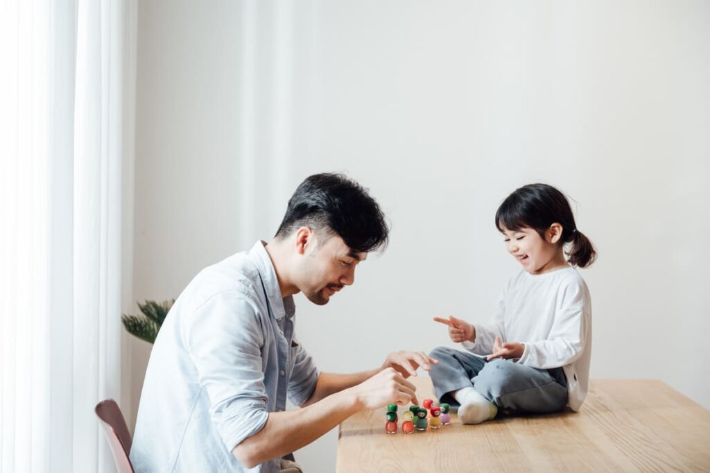 padre e hija tras proceso de adoptar en España