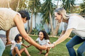 familia jugando feliz en un jardín tras adoptar en España