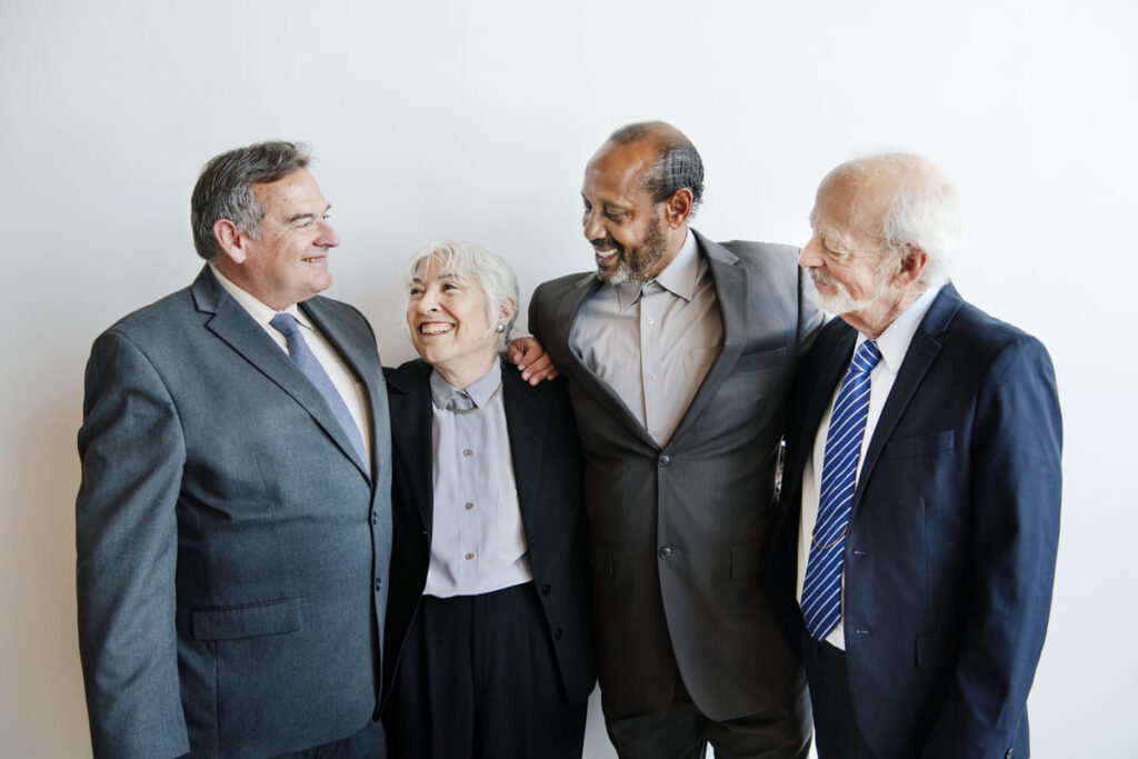 varios trabajadores felices tras jubilación funcionarios
