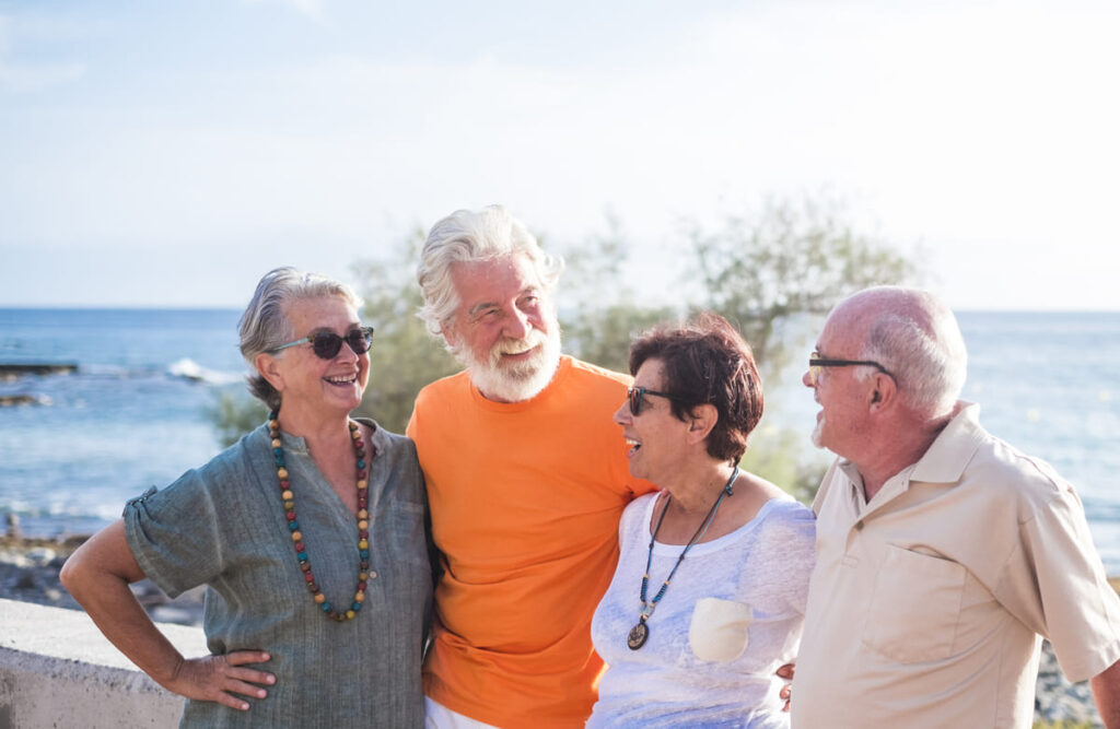 grupo de personas mayores disfrutando al aire libre celebrando la jubilación funcionarios