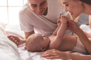 padres primerizos jugando con su bebé