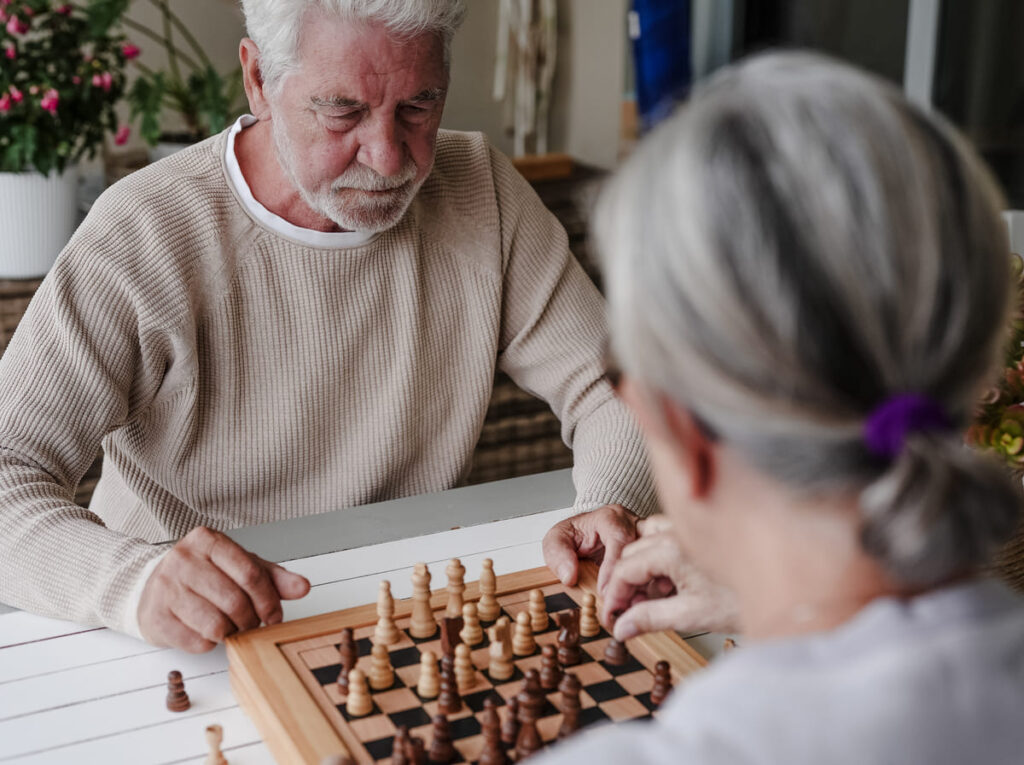 adultos jugando al ajedrez de juegos de memoria para adultos