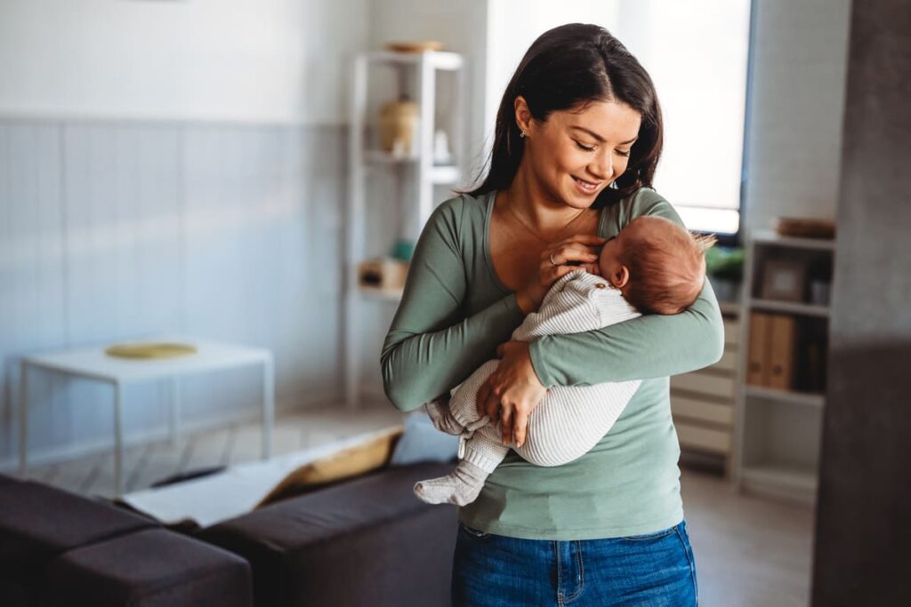 una madre con un bebé tras adopción en Cataluña