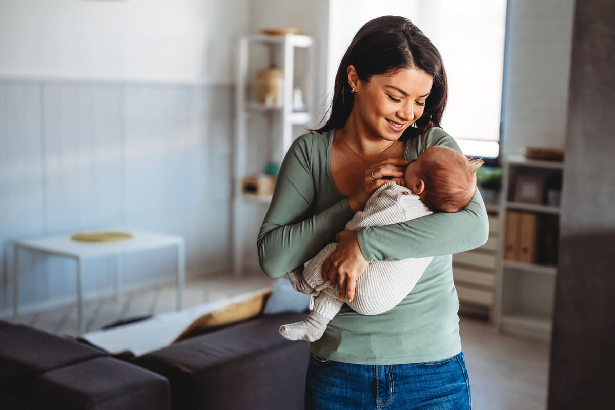 una madre con un bebé tras adopción en Cataluña