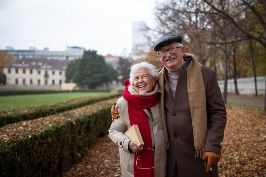 pareja de ancianos dando un paseo en la etapas de la vejez