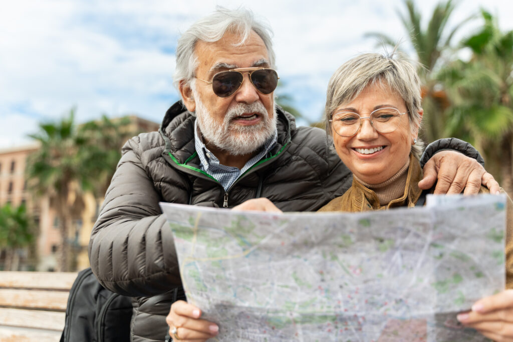 pareja de mayores leyendo un mapa en un viaje en la etapas de la vejez