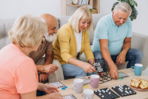 grupo de mayores con un bingo juego para personas de 70 años