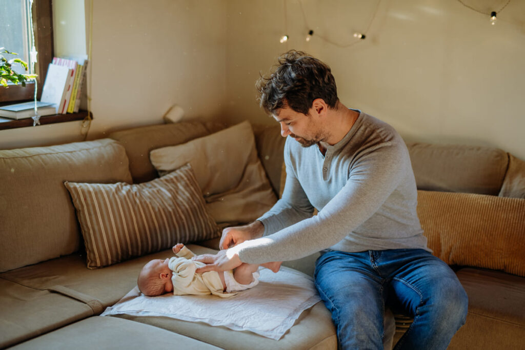 un padre cambiando el pañal a su bebé voy a ser padre