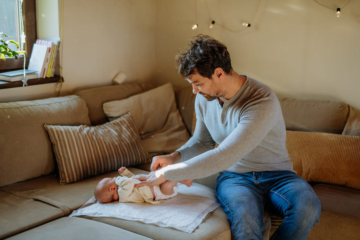 un padre cambiando el pañal a su bebé voy a ser padre
