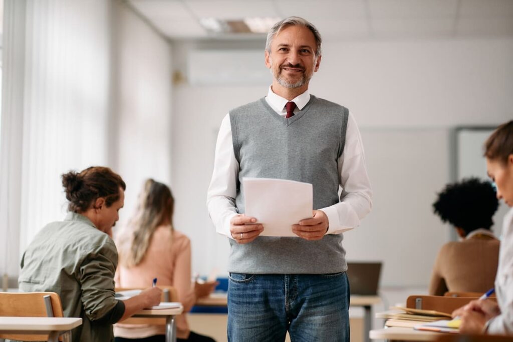 profesor universitario dando clases feliz por jubilación profesor