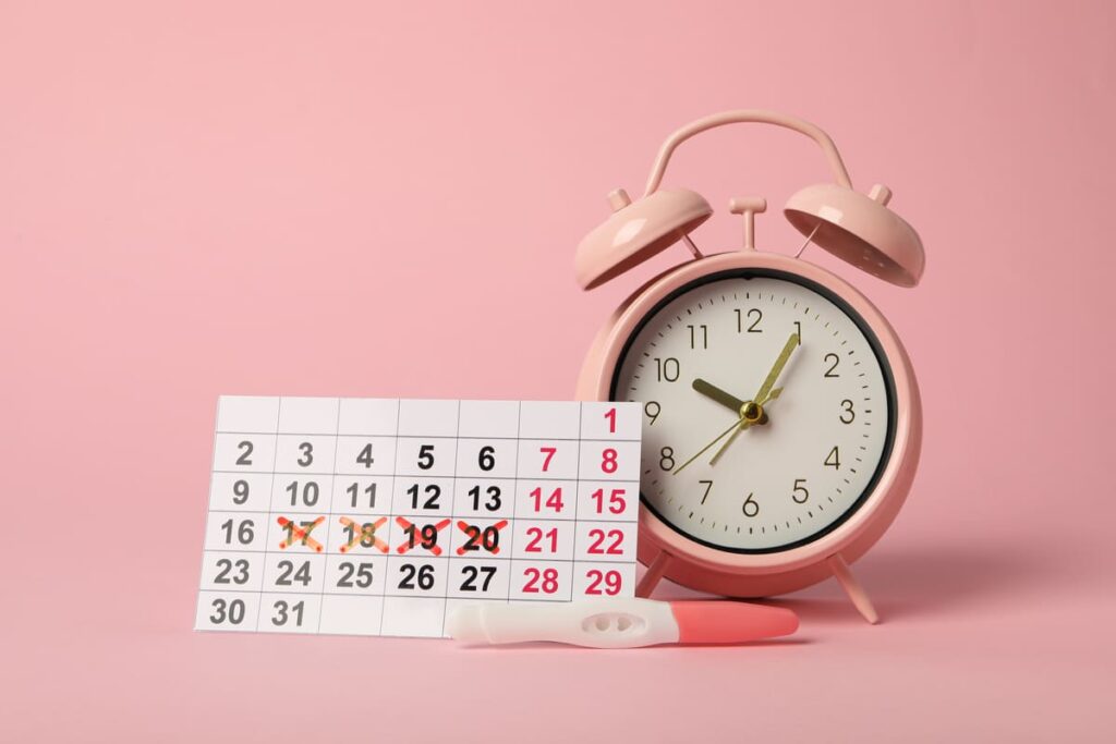 calendario, reloj y test de embarazo para calcular probabilidad de embarazo