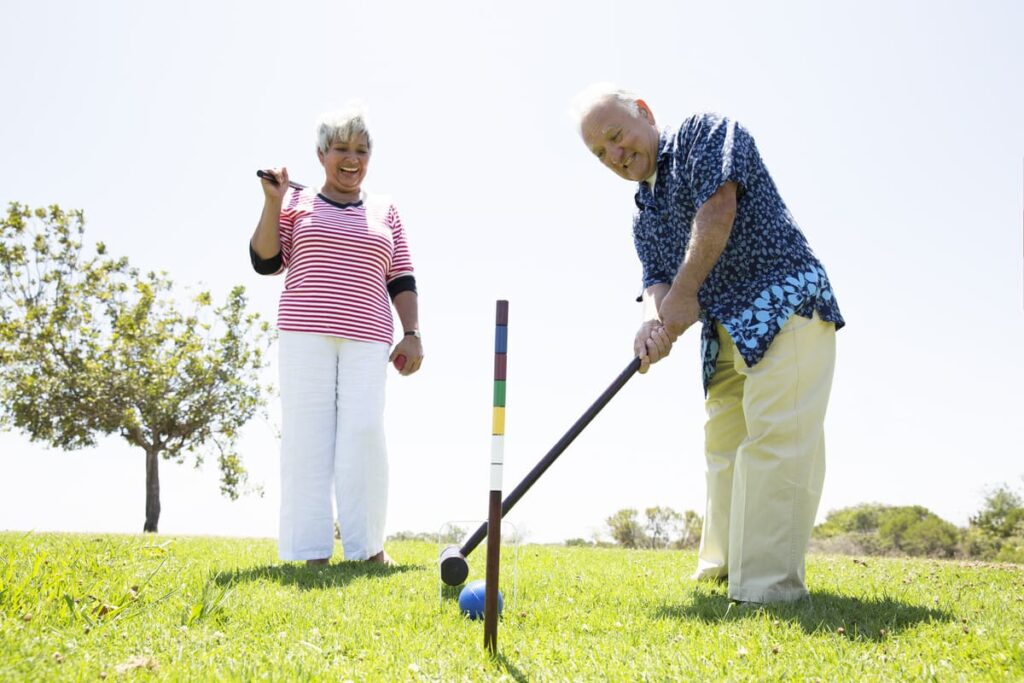 una pareja al aire libre con juegos para mayores de 70 años