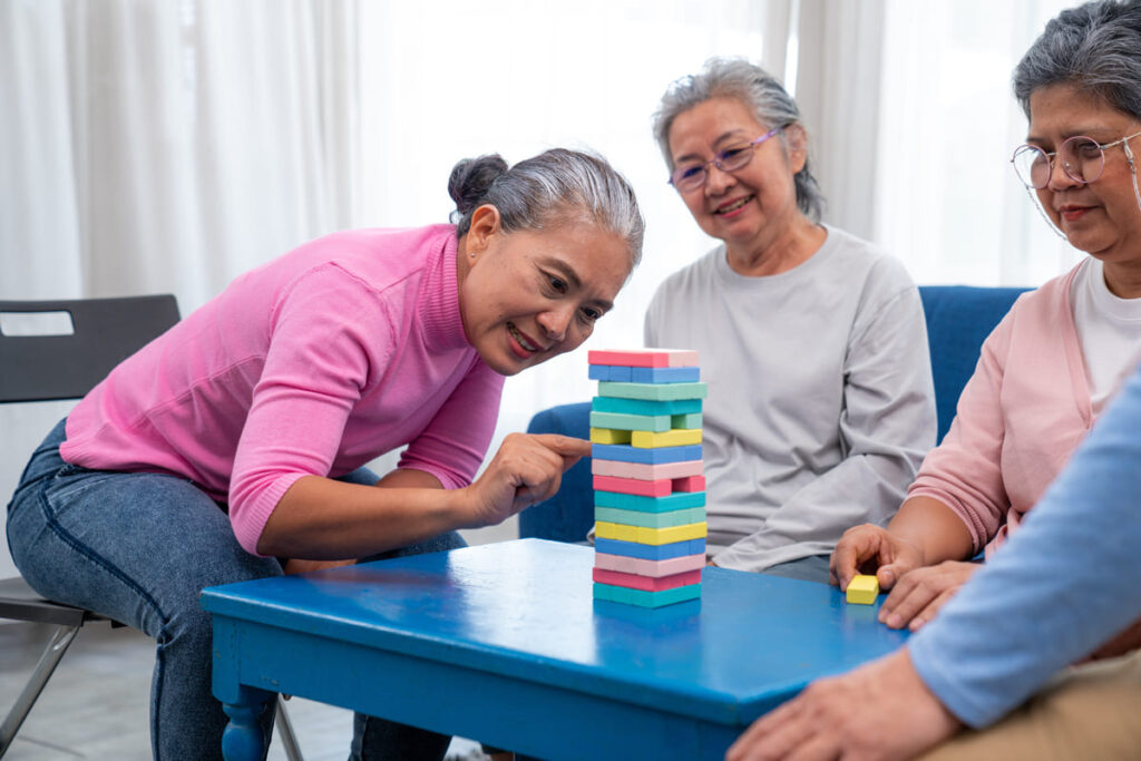 grupo de mujeres mayores jugando en un programa de estimulación cognitiva para personas mayores