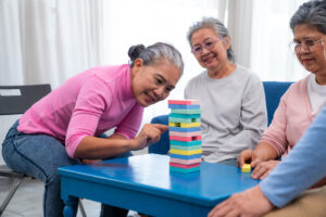 grupo de mujeres mayores jugando en un programa de estimulación cognitiva para personas mayores