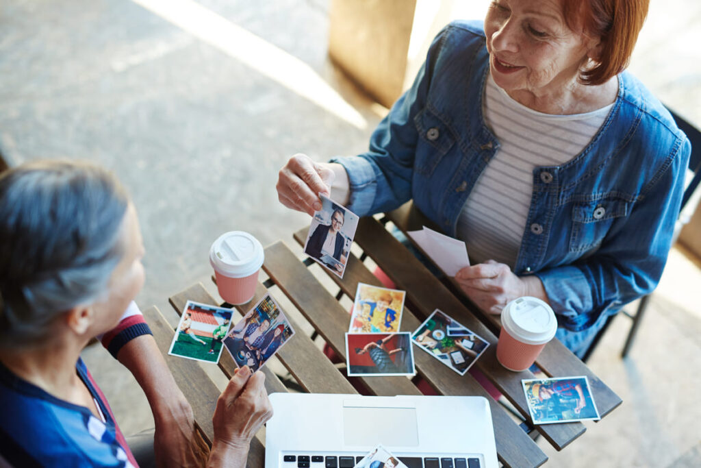 mujeres jugando a las cartas