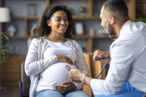 mujer embarazada haciéndose una revisión médica preguntando hasta qué edad es recomendable tener hijos