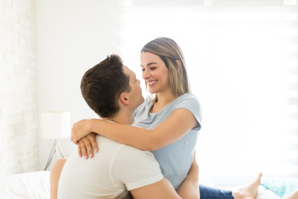 pareja abrazándose tras sexo después de cesárea