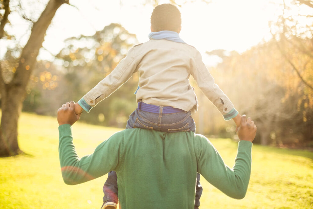padre cogiendo en hombros a su hijo tras adopción monoparental