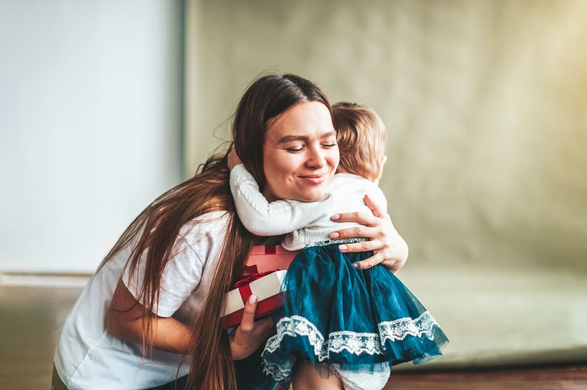 mujer abrazando a su hija tras adopción monoparental